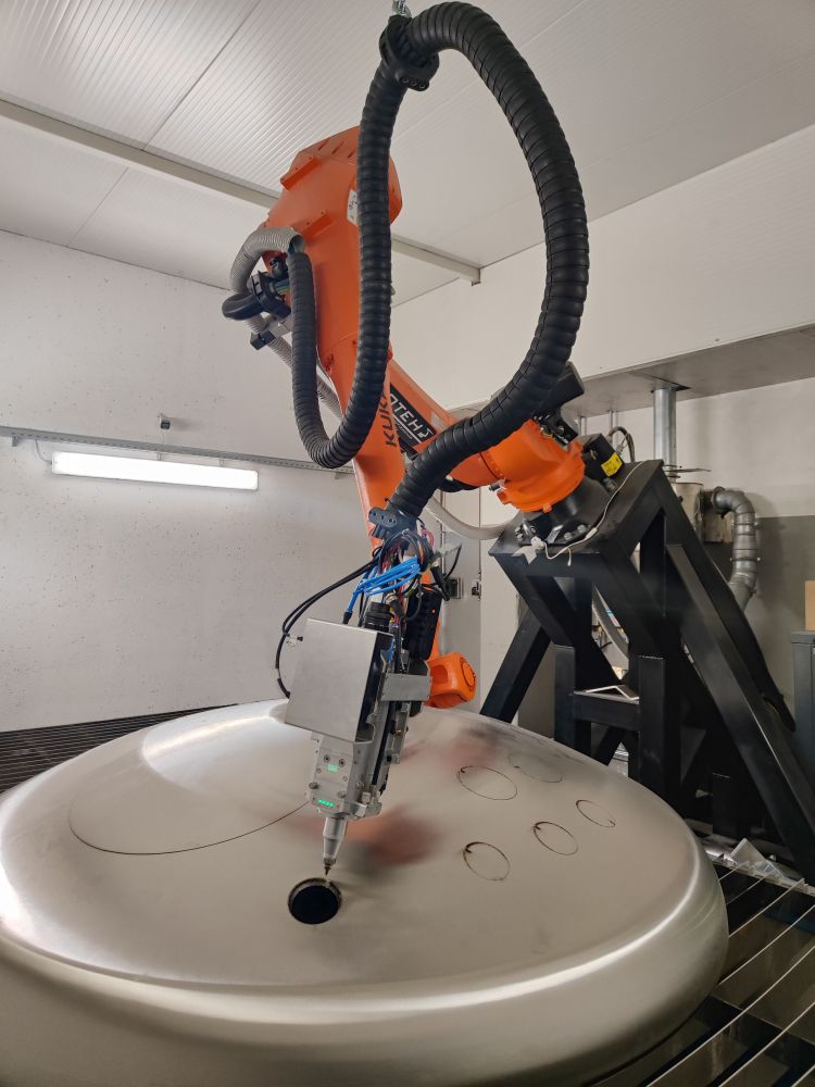 robot laser cutting